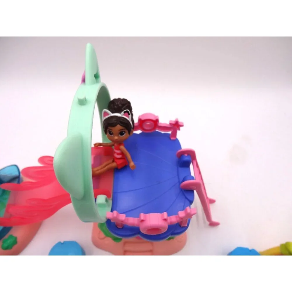 Gabby’s Dollhouse Purr-ific Pool Gabby's Dollhouse Cakey’s Fruit Smoothie Balcon